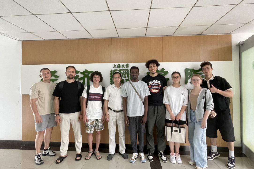 Illustration for news: Discovering Nuances That Aren’t Covered in Textbooks